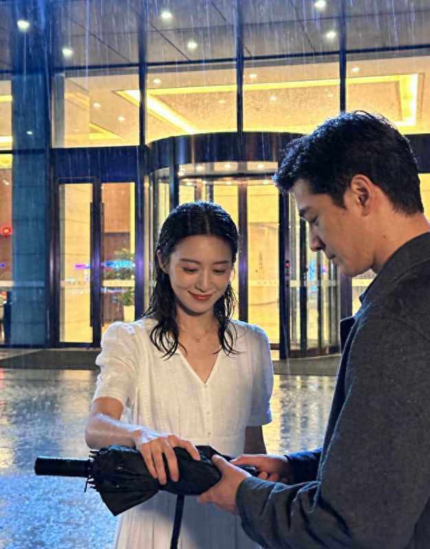 《32岁前台女孩的婚恋困局：我拒绝了所有"合适"，直到遇见那个淋雨的人》